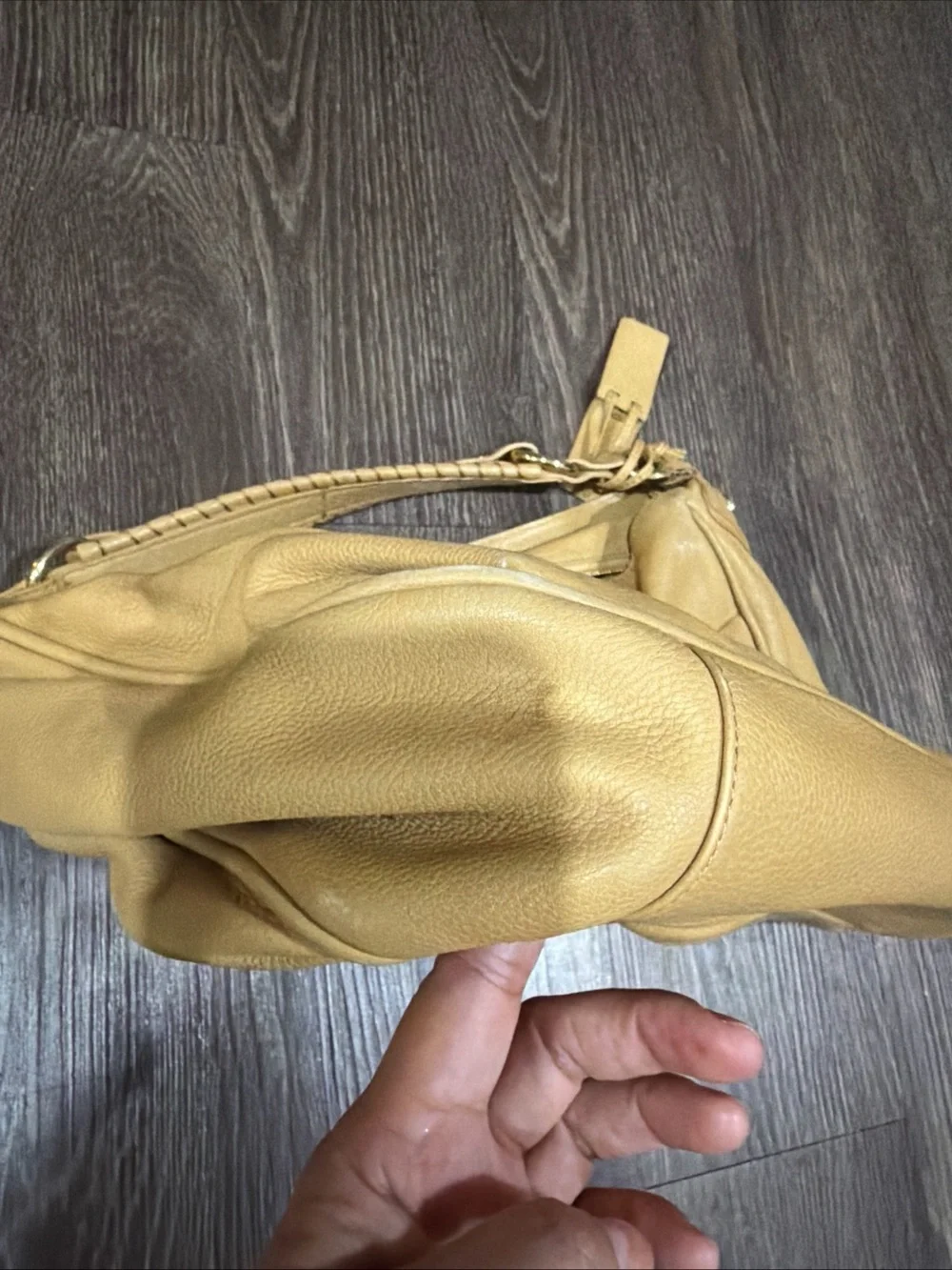 LA VICTOIRE LEATHER SHOULDER BAG BeigeTUMBLED PURSE SUPER SOFT
